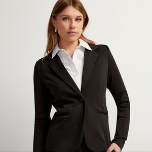 U2B black blazer